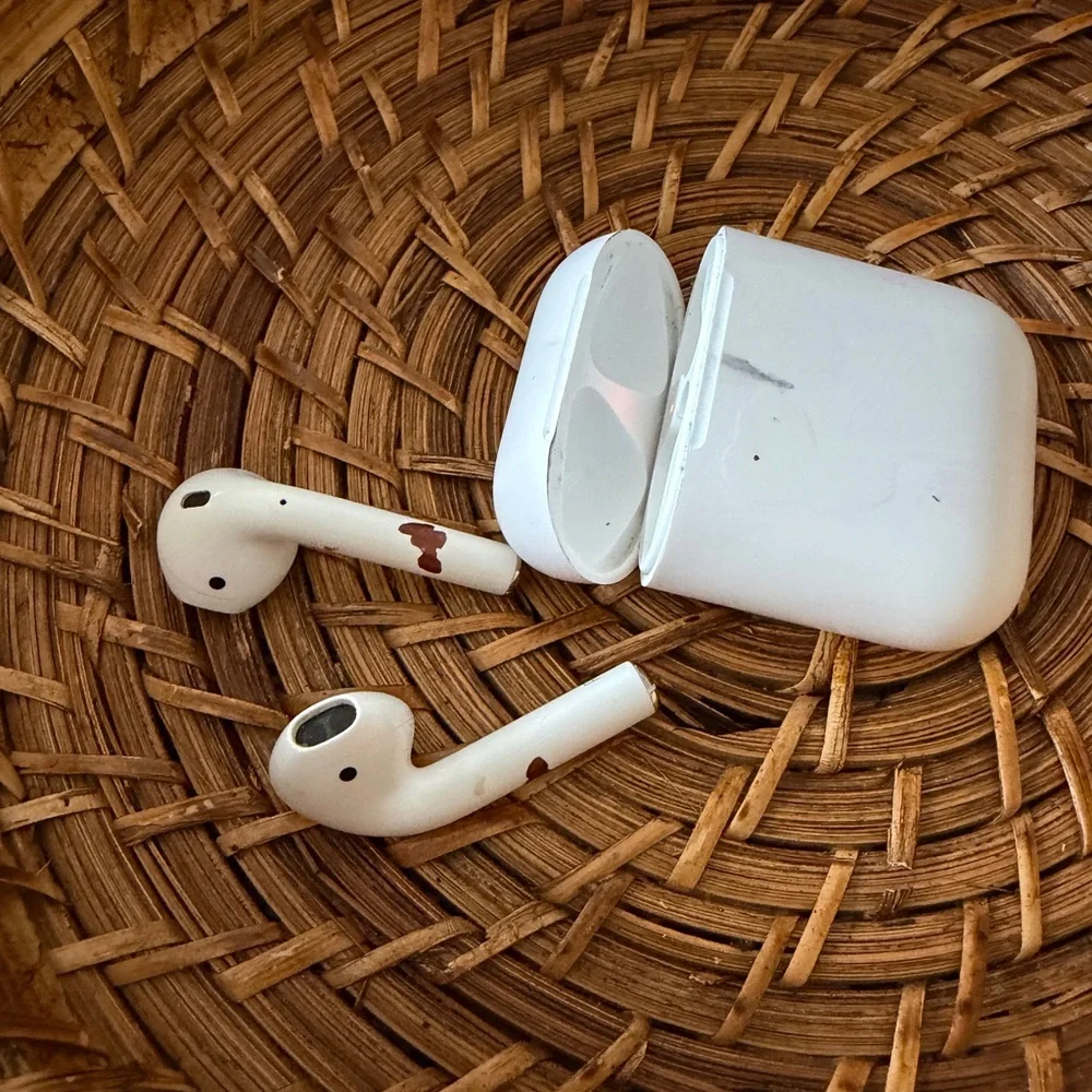 Apple White Wireless Earbuds & Charging Case